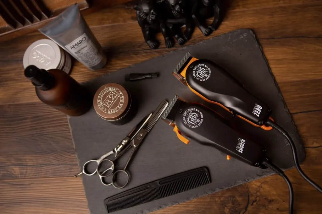 Tondeuse, ciseaux et produits de barbier sur un plan de travail