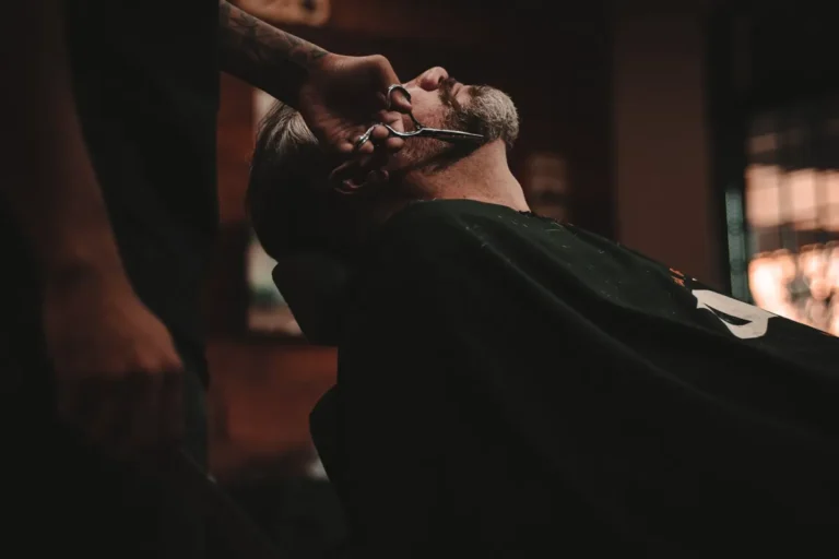 Rasage et soins du visage en salon de barbier