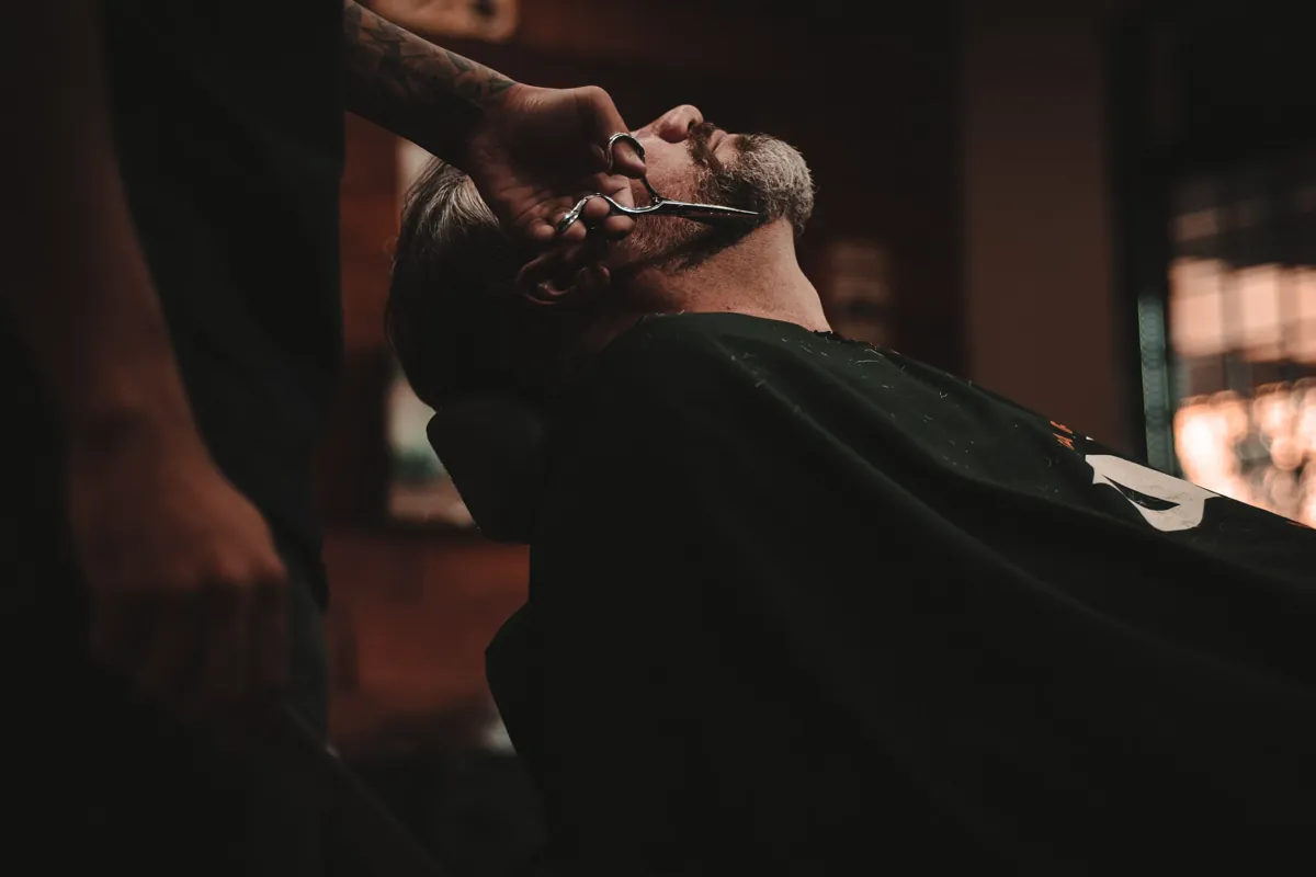 Rasage et soins du visage en salon de barbier